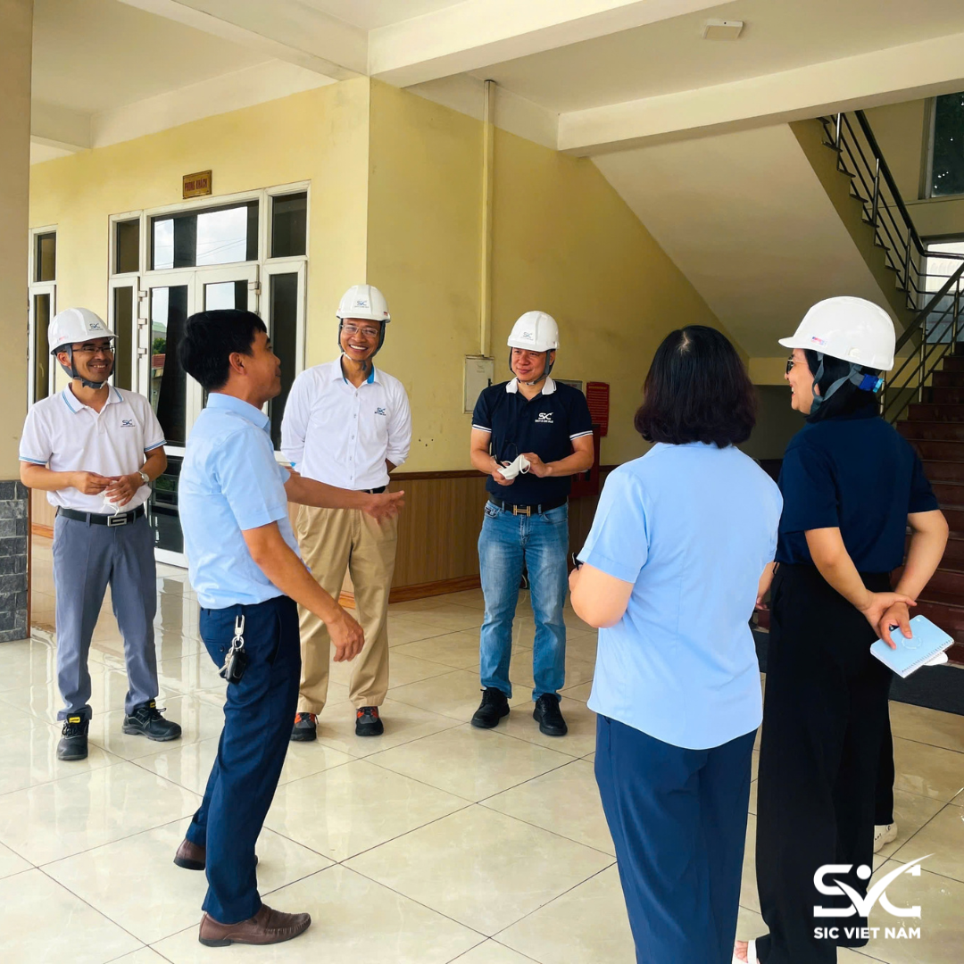 Đội ngũ SIC Việt Nam trao đổi cùng doanh nghiệp trong buổi khảo sát thực tế